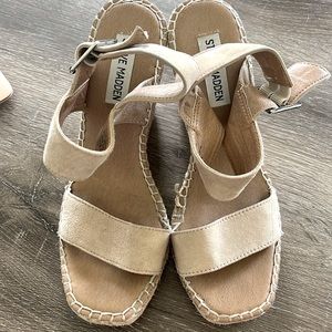 Steve Madden URI Suede & Raffia Wedge in a 6.5.